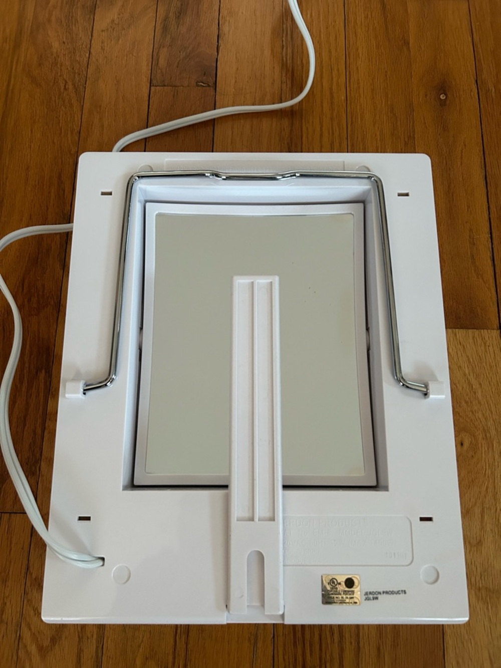 JERDON First Class Lighted Tri-Fold Makeup Mirror - White 5x - Picture 4 of 13